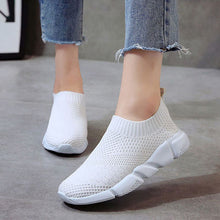 Laden Sie das Bild in den Galerie-Viewer, Women Shoes 2019 New Flyknit Sneakers Women Breathable Slip On Flat Shoes Soft Bottom White Sneakers Casual Women Flats Krasovki